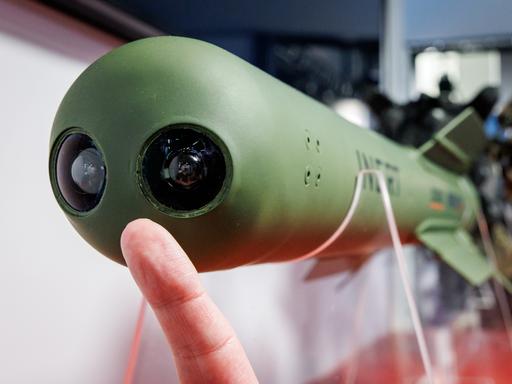 Ein Lenkflugkörper des schultergestützen Lenkflugkörpersystem Enforcer ist auf der Fachmesse für Sicherheitstechnologie Enforce Tac am Stand des Herstellers für Luftverteidigungs- und Lenkflugkörpersysteme MBDA ausgestellt.
