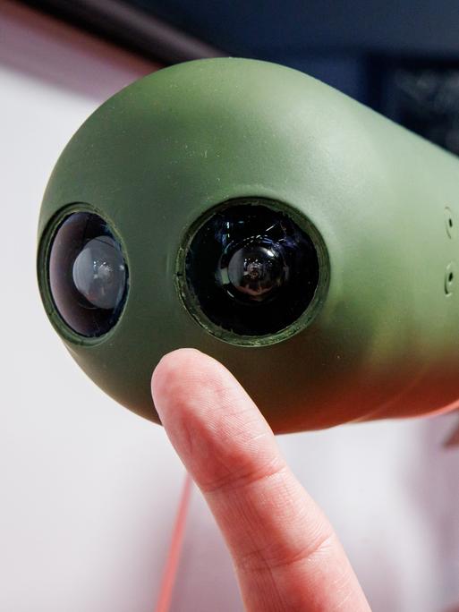 Ein Lenkflugkörper des schultergestützen Lenkflugkörpersystem Enforcer ist auf der Fachmesse für Sicherheitstechnologie Enforce Tac am Stand des Herstellers für Luftverteidigungs- und Lenkflugkörpersysteme MBDA ausgestellt.