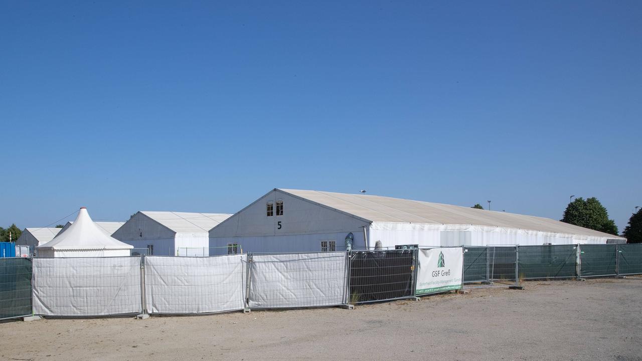 Die aus hellen Zelten bestehende Unterkunft für Flüchtlinge in Bensheim