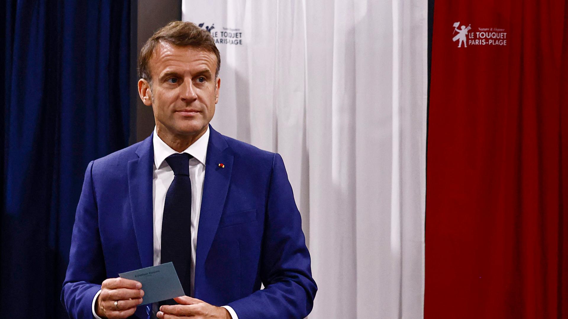 Frankreichs Präsident Emmanuel Macron verlässt die Wahlkabine am 30. Juni 2024