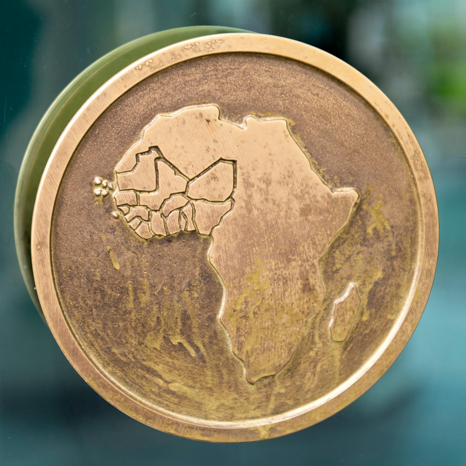 Auf einem Tuerknauf bei der Commission of the Economic Community of West African States, (ECOWAS), ist der Umriss des Kontinents Afrika abgebildet,
