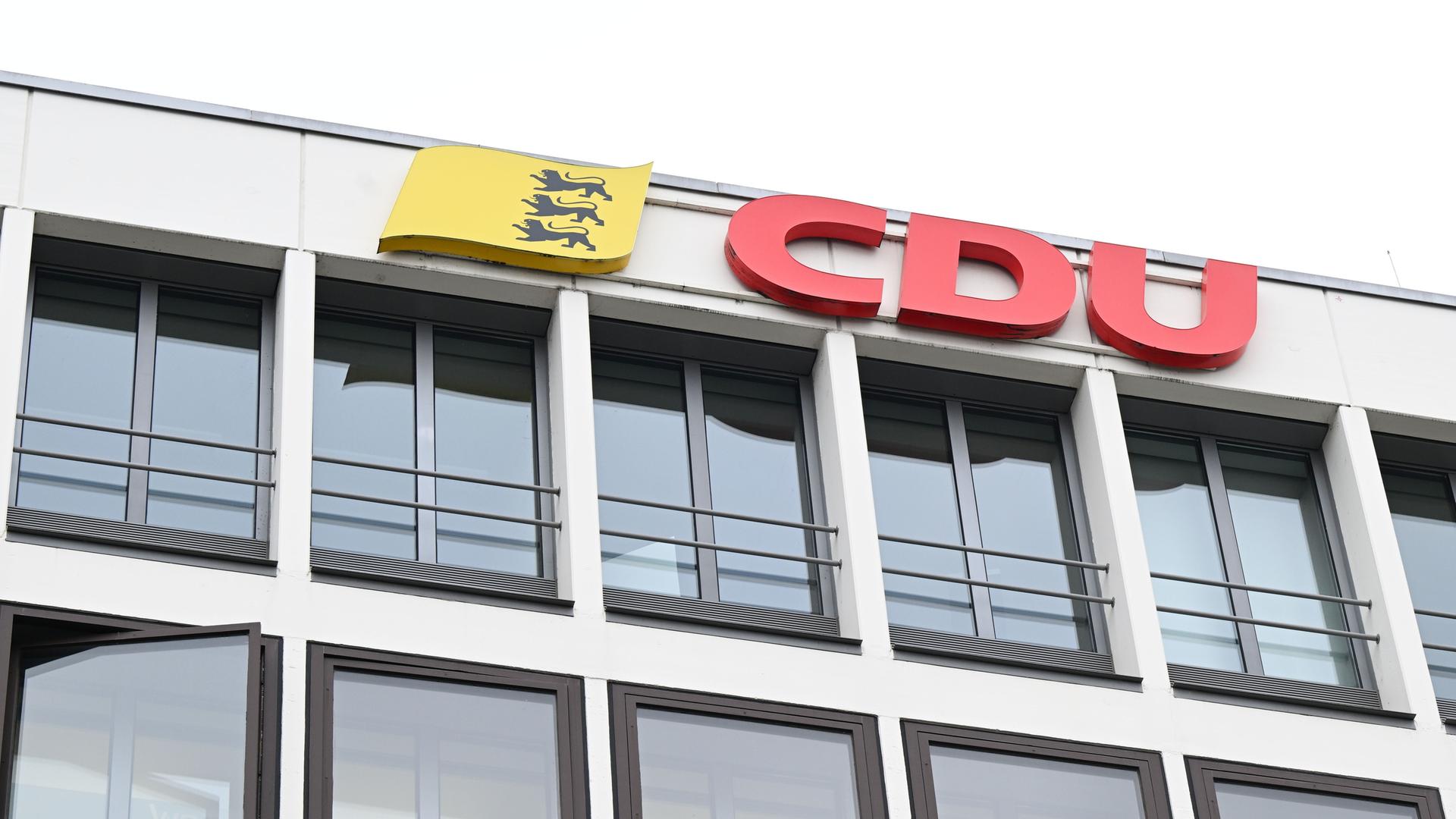 Die Zentrale der CDU Baden-Württemberg mit dem Logo der Partei und den drei Löwen am Gebäude