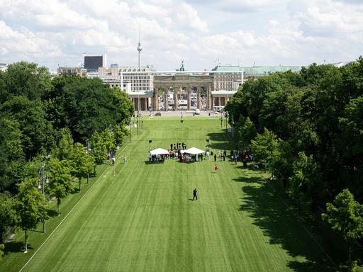 Zelte stehen während einer Pressekonferenz zu den Fanzonen bei der Fußball-Europameisterschaft 2024 rund um das Brandenburger Tor auf der mit Kunstrasen ausgelegten Fanmeile.