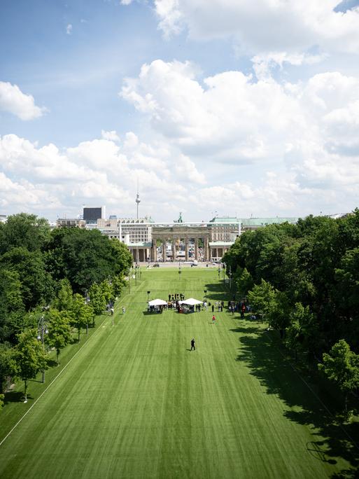 Zelte stehen während einer Pressekonferenz zu den Fanzonen bei der Fußball-Europameisterschaft 2024 rund um das Brandenburger Tor auf der mit Kunstrasen ausgelegten Fanmeile.