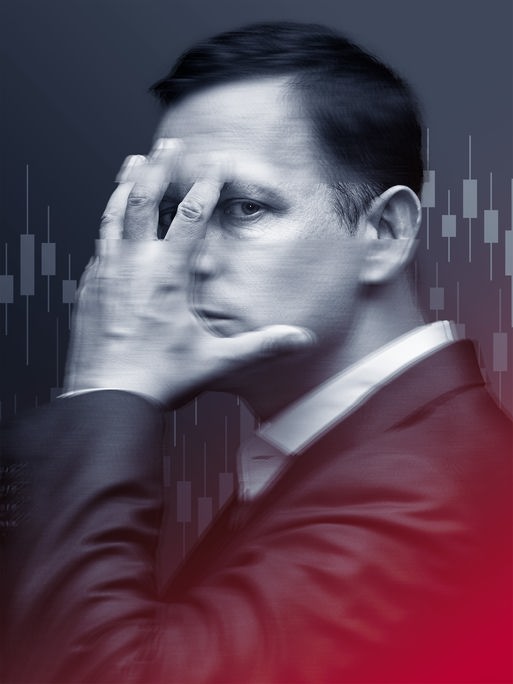 Peter Thiel hält sich eine Hand halb vor sein Gesicht
