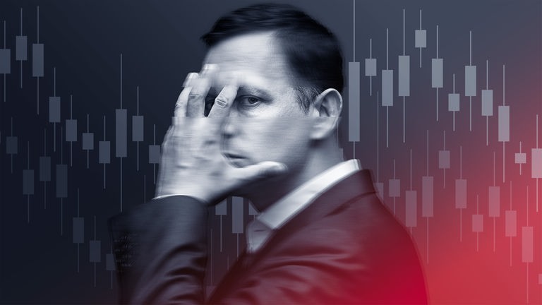 Peter Thiel hält sich eine Hand halb vor sein Gesicht Peter Thiel hält sich eine Hand halb vor sein Gesicht