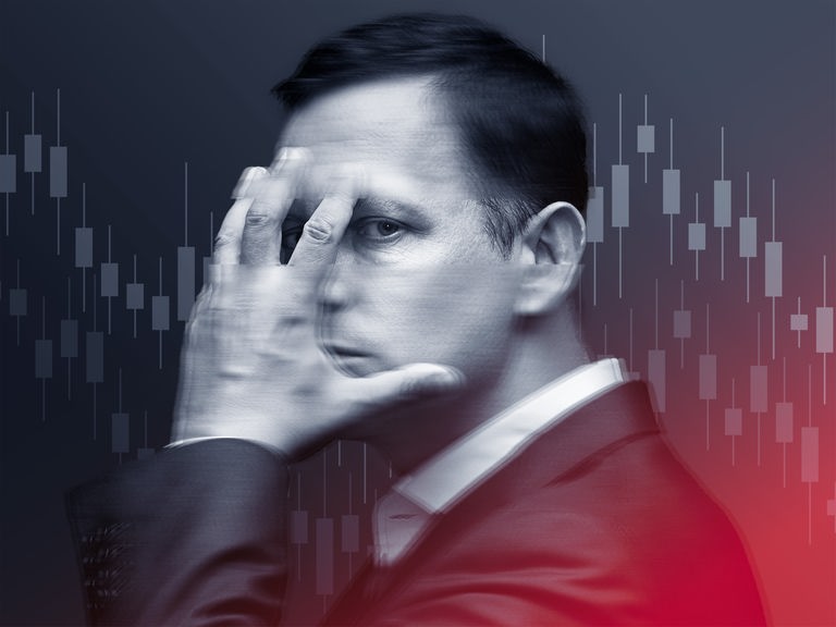 Peter Thiel hält sich eine Hand halb vor sein Gesicht