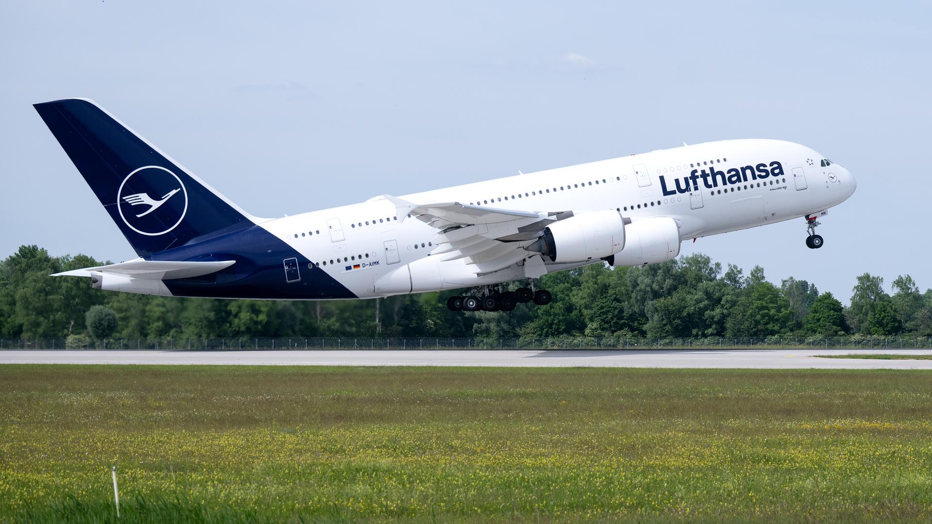 Eine Lufthansa-Maschine des Typs Airbus A380 startet auf dem Flughafen in München.