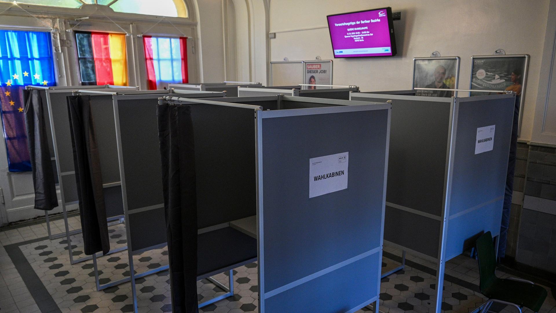 Berlin: Wahlkabinen stehen im Bezirkswahlamt Reinickendorf bereit. Berlin: Wahlkabinen stehen im Bezirkswahlamt Reinickendorf bereit.