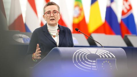 Birgit Sippel spricht am Rednerpult im Europaparlament im September 2024.