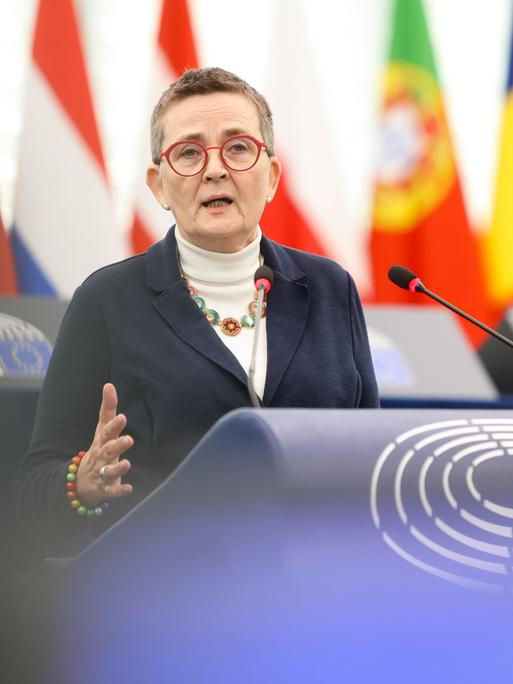 Birgit Sippel spricht am Rednerpult im Europaparlament im September 2024.