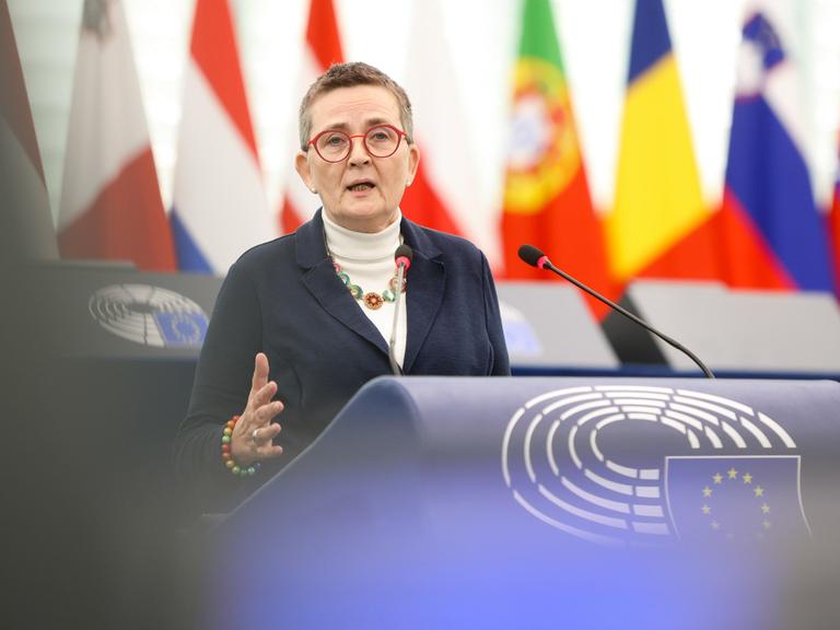 Birgit Sippel spricht am Rednerpult im Europaparlament im September 2024.