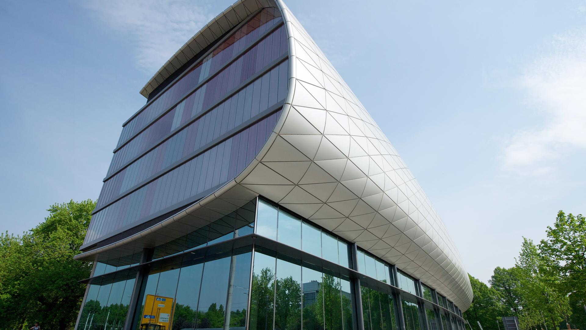 Der buchförmige Erweiterungsbau der Deutschen Nationalbibliothek in Leipzig mit Glasfassade