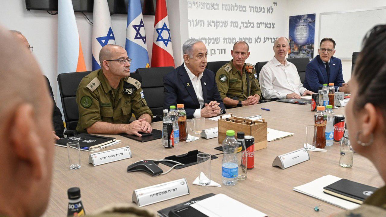 Israels Premier Benjamin Netanjahu umgeben von Militärs bei einer Besprechung an einem Konfernztisch