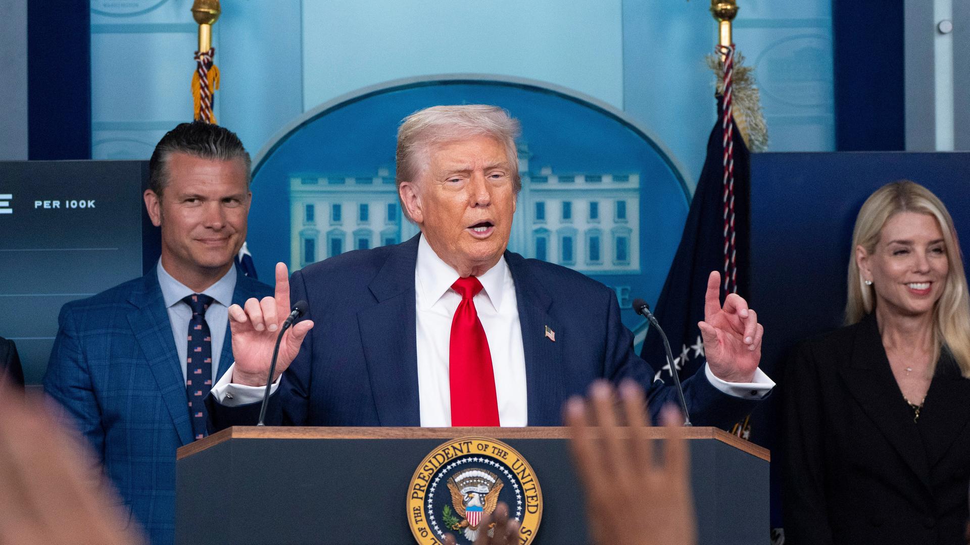 US-Präsident Donald Trump spricht im James Brady Press Briefing Room im Weißen Haus in Washington mit Reportern, während Verteidigungsminister Pete Hegseth (links) und Generalstaatsanwältin Pam Bondi zuschauen.