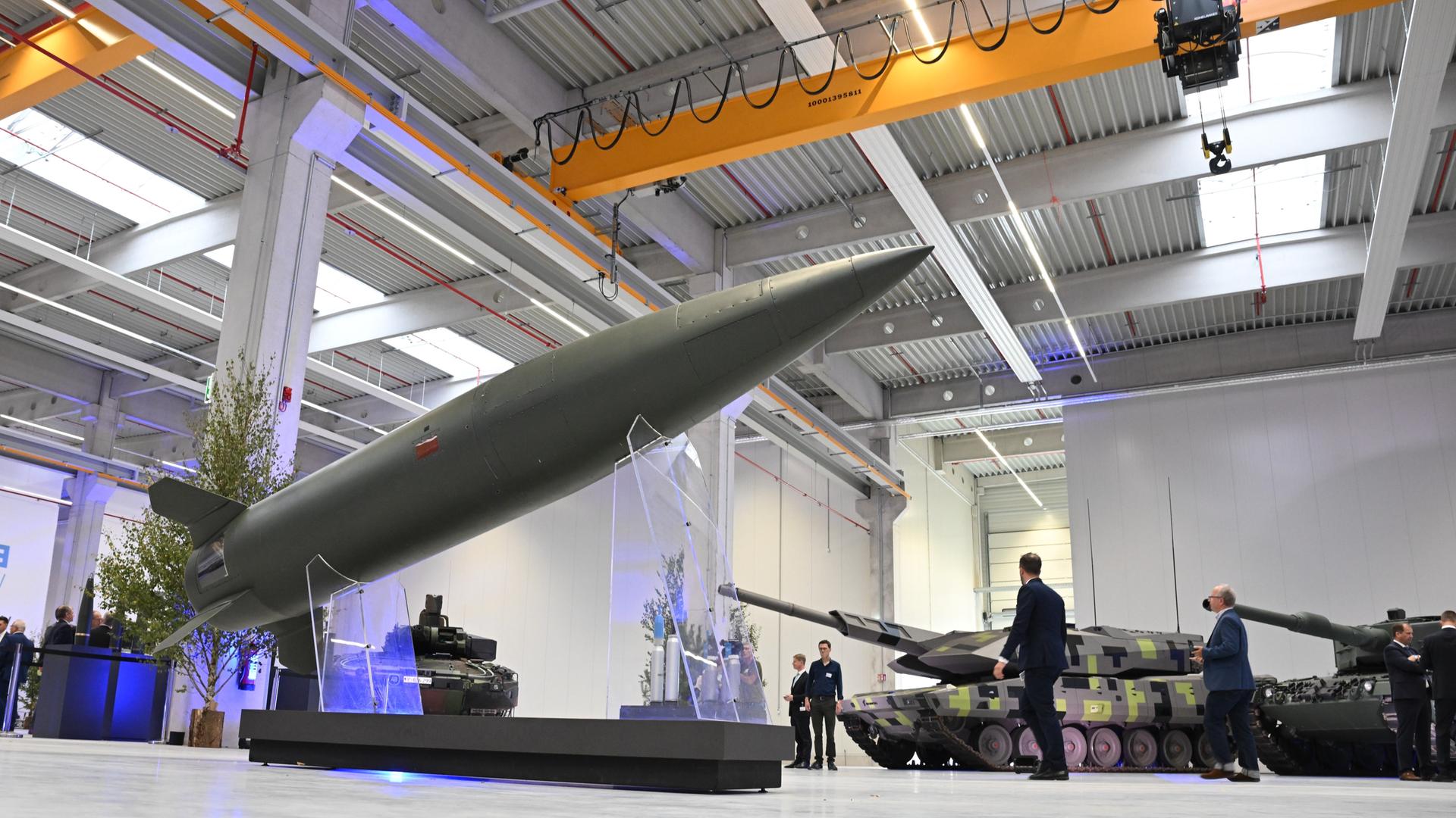 Eine Rakete vom Typ ATACMS steht in einer Halle. Eine Rakete vom Typ ATACMS steht in einer Halle.