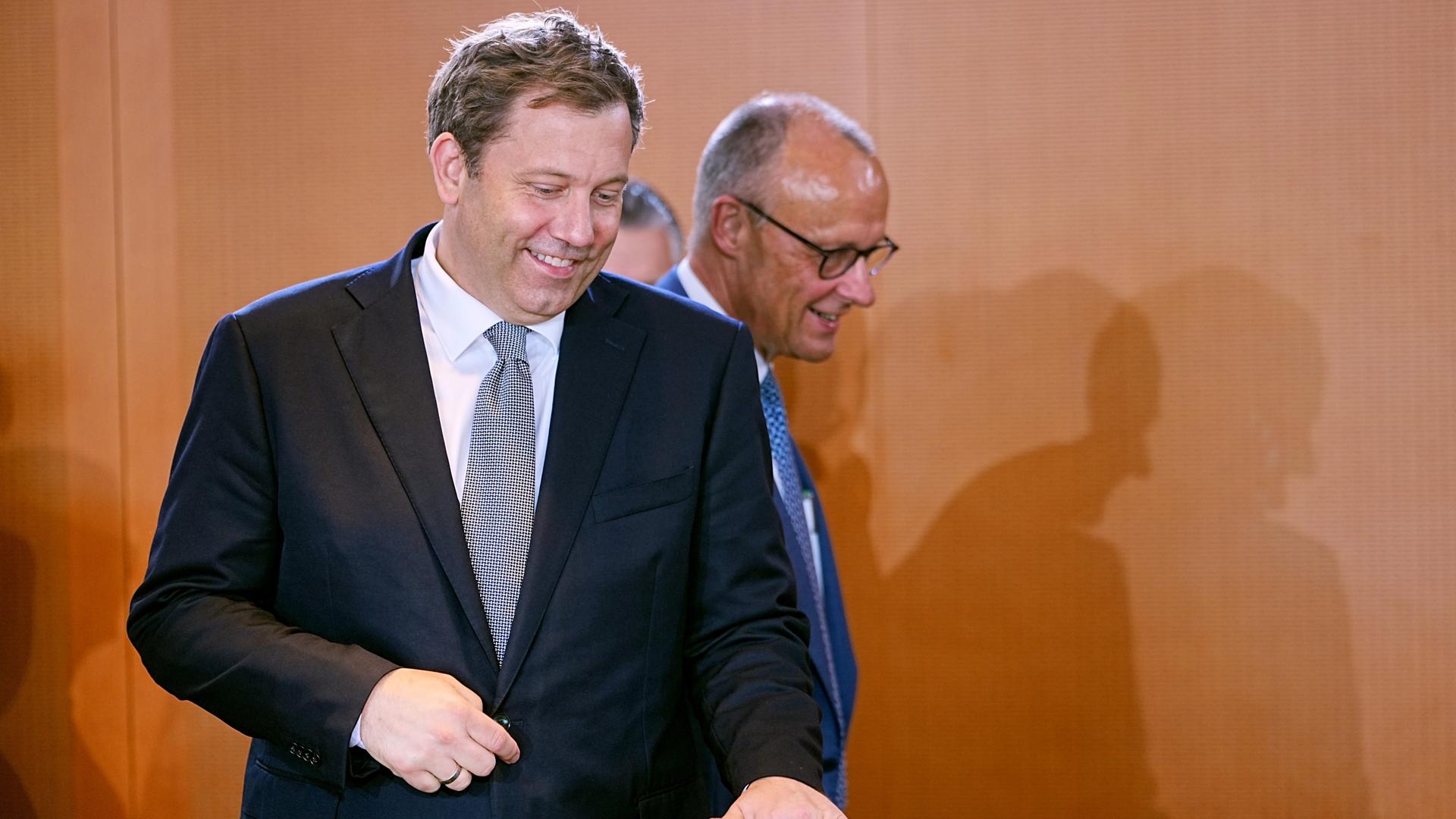 Bundeskanzler Friedrich Merz (CDU) nimmt neben Finanzminister Lars Klingbeil (SPD) an der Sitzung des Bundeskabinetts teil. 