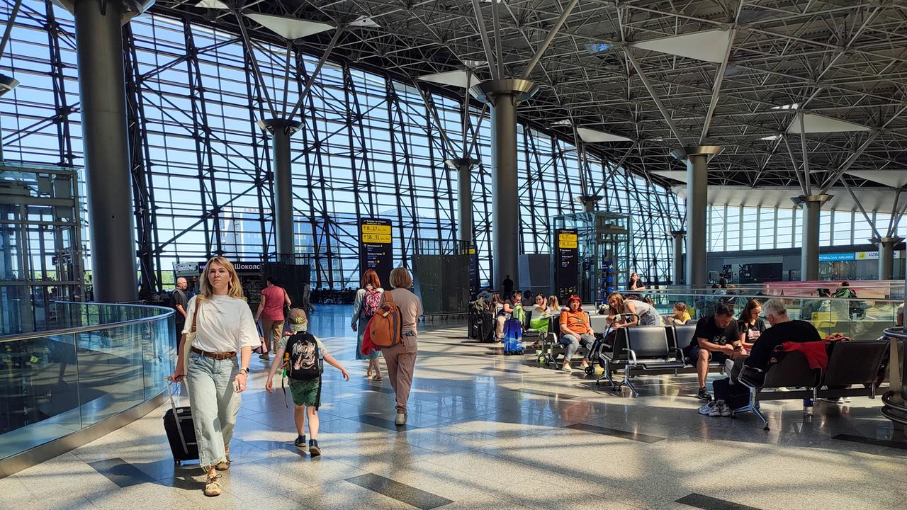 Flugpassagiere halten sich in der Abflughalle des Moskauer Flughafens Wnukowo auf.