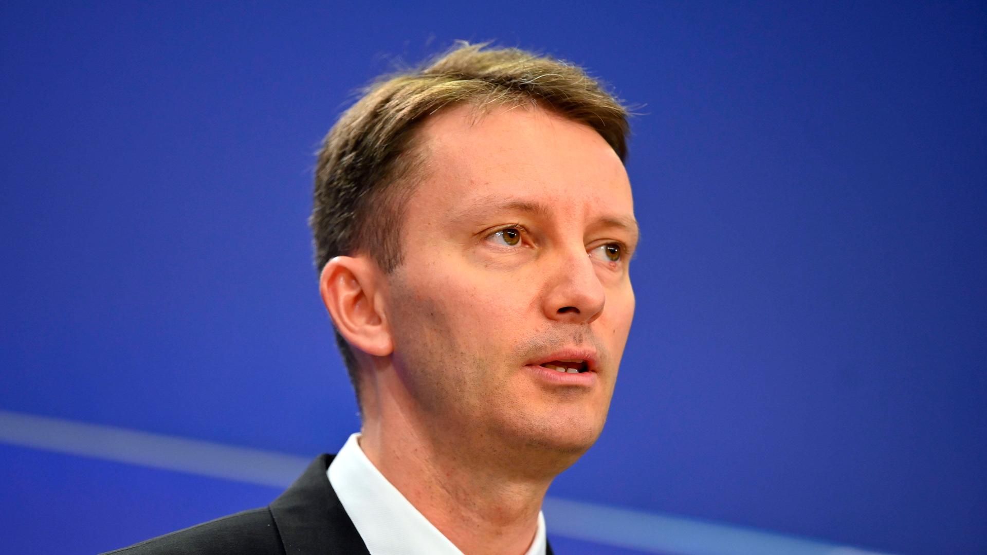 Siegfried Mureșan bei einer Pressekonferenz im Europäischen Parlament.