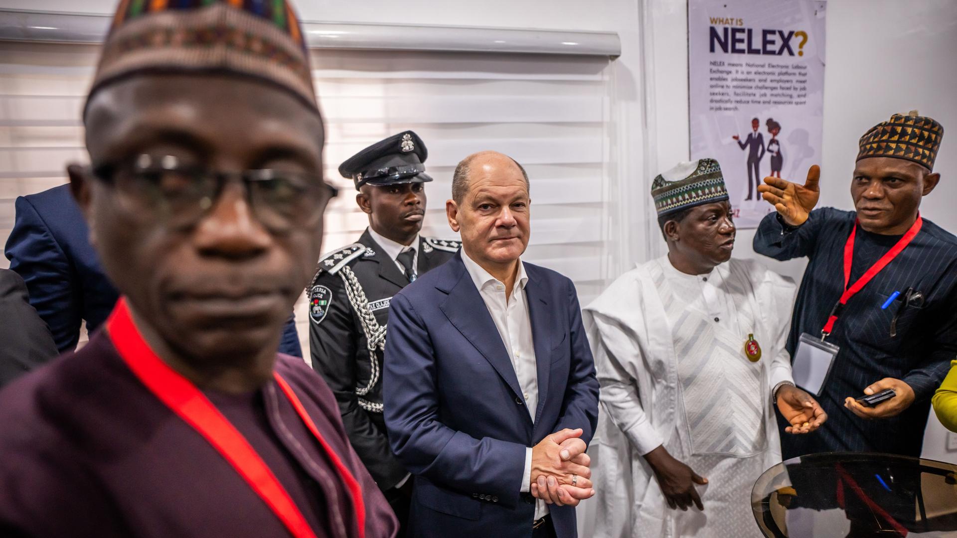 Lagos: Bundeskanzler Olaf Scholz (SPD), besucht mit Simon Bako Lalong (r), Arbeitsminister von Nigeria, das Deutsch-Nigerianische Zentrum für Jobs, Migration und Reintegration in der der Wirtschaftsmetropole Lagos.