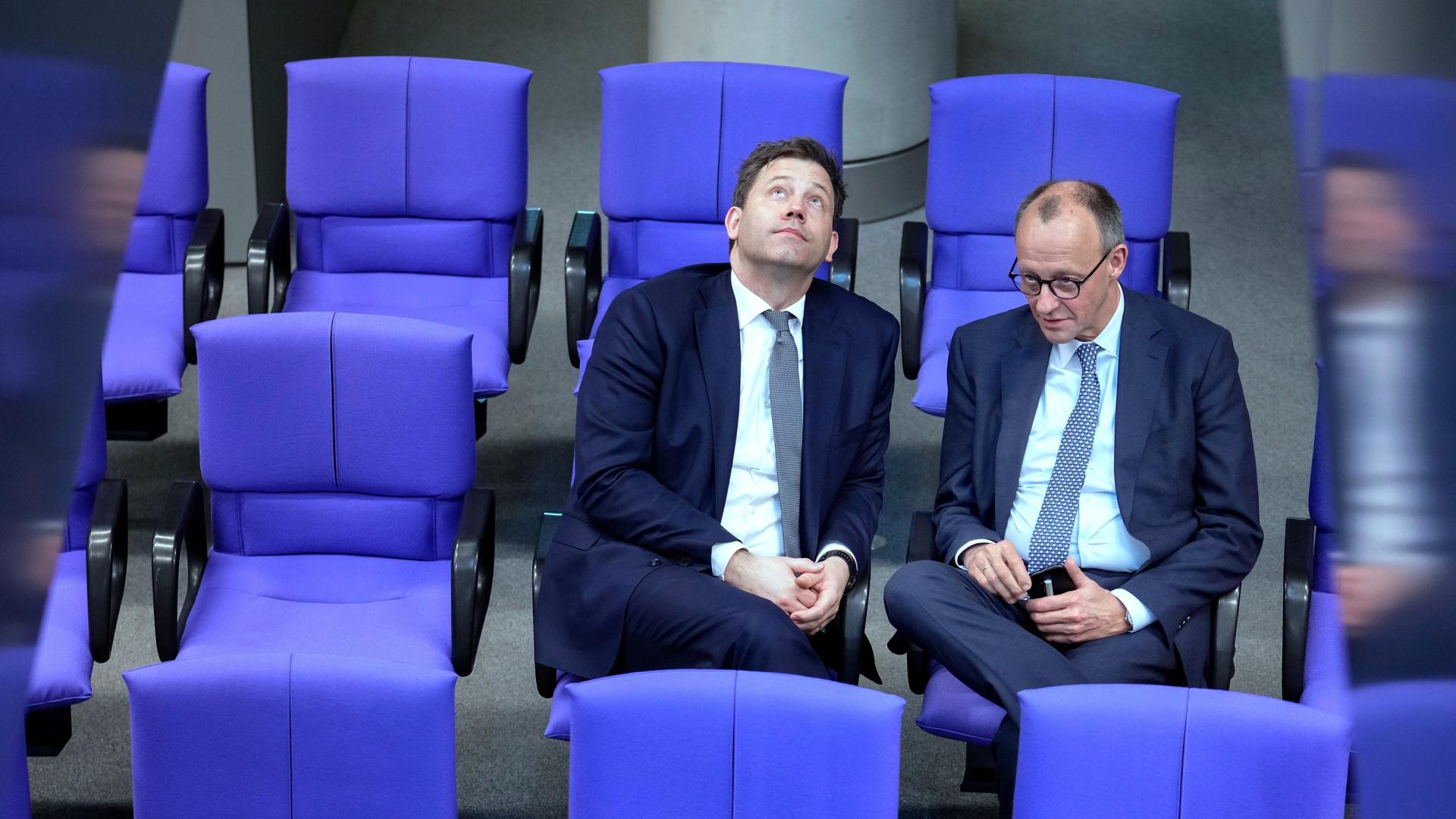 Friedrich Merz und Lars Klingbeil sitzen im Bundestag nebeneinander