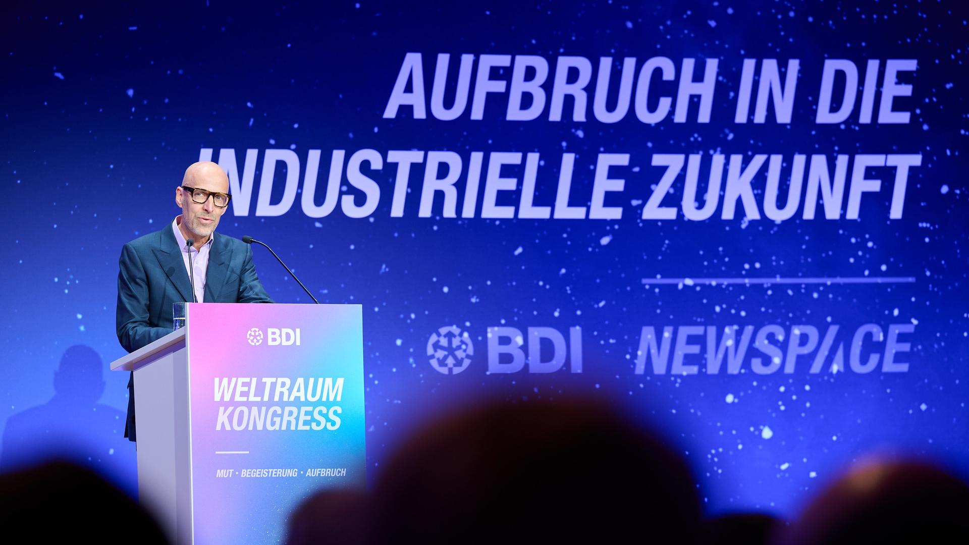Peter Leibinger, Präsident Bundesverband der Deutschen Industrie (BDI) eröffnet den Weltraumkongress unter dem Motto "NewSpace. Aufbruch in die industrielle Zukunft" im Berliner Congress Center (BCC). 