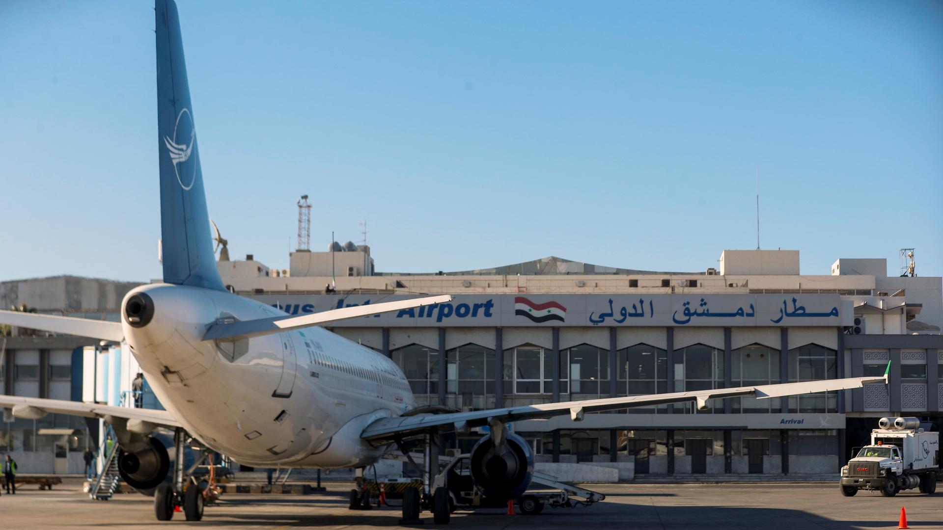 Syrien, Damaskus: Ein Flugzeug der Syrian Air parkt am Terminal.