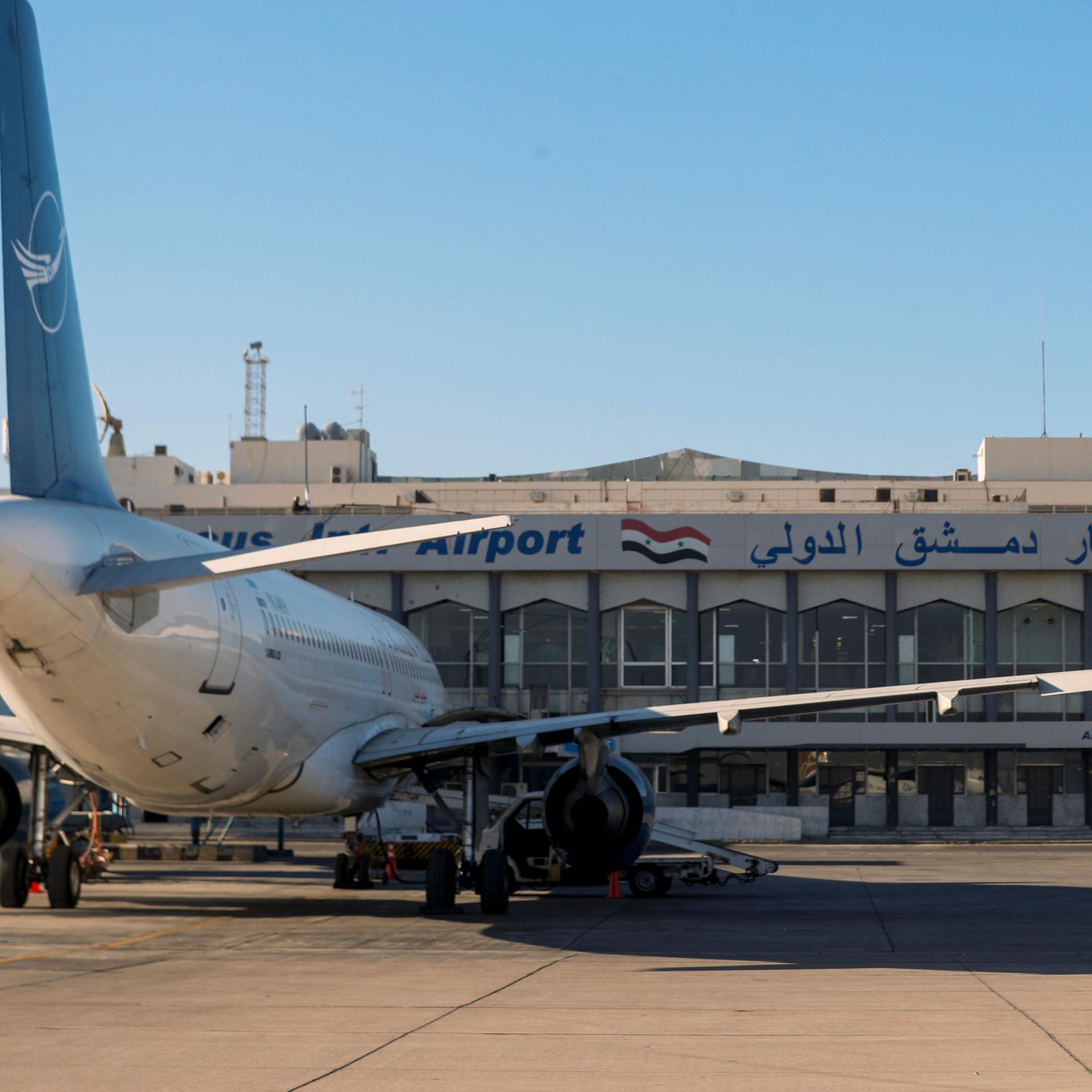Syrien, Damaskus: Ein Flugzeug der Syrian Air parkt am Terminal.