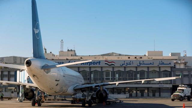 Syrien, Damaskus: Ein Flugzeug der Syrian Air parkt am Terminal.