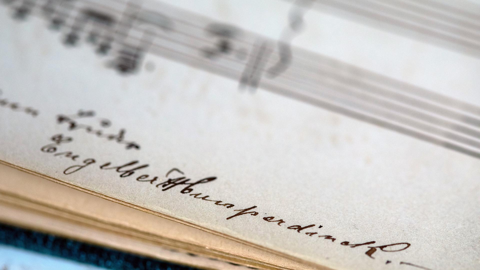 Die Komposition «Erinnerung» von Engelbert Humperdinck (1854-1921) aus dem Jahr 1871, die der Künstler seiner Schwester Ernestine in einem Poesiealbum hinterließ. Die Komposition «Erinnerung» von Engelbert Humperdinck (1854-1921) aus dem Jahr 1871, die der Künstler seiner Schwester Ernestine in einem Poesiealbum hinterließ.