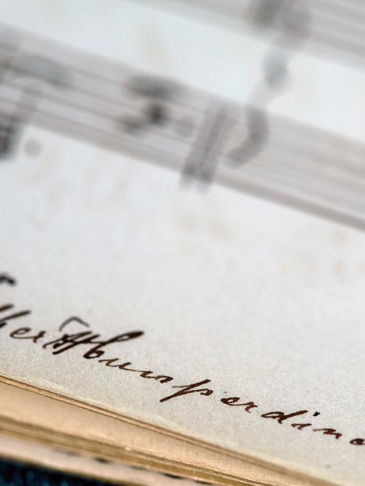 Die Komposition «Erinnerung» von Engelbert Humperdinck (1854-1921) aus dem Jahr 1871, die der Künstler seiner Schwester Ernestine in einem Poesiealbum hinterließ. Die Komposition «Erinnerung» von Engelbert Humperdinck (1854-1921) aus dem Jahr 1871, die der Künstler seiner Schwester Ernestine in einem Poesiealbum hinterließ.