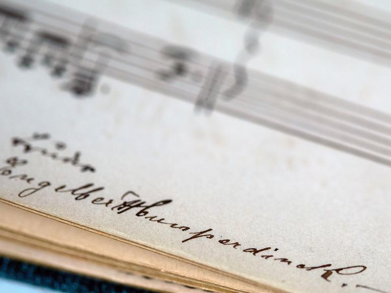 Die Komposition «Erinnerung» von Engelbert Humperdinck (1854-1921) aus dem Jahr 1871, die der Künstler seiner Schwester Ernestine in einem Poesiealbum hinterließ. Die Komposition «Erinnerung» von Engelbert Humperdinck (1854-1921) aus dem Jahr 1871, die der Künstler seiner Schwester Ernestine in einem Poesiealbum hinterließ.