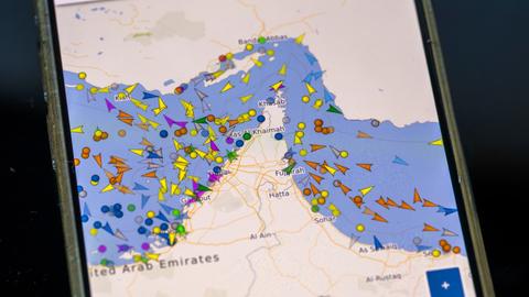 Eine Kartenansicht zeigt den Seeweg der Straße von Hormus an der sich die Tankschiffe stauen, wie man hier an einem Schiff-Tracker (Vesselfinder) auf einem Handy sehen kann.