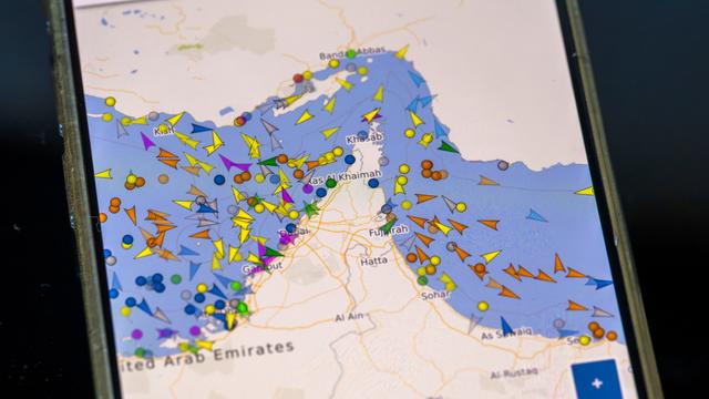 Eine Kartenansicht zeigt den Seeweg der Straße von Hormus an der sich die Tankschiffe stauen, wie man hier an einem Schiff-Tracker (Vesselfinder) auf einem Handy sehen kann.