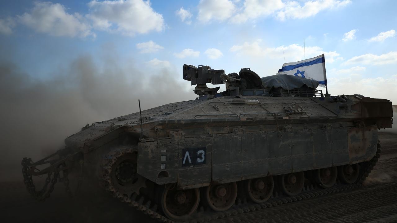 Israelischer Panzer mit Nationalflagge.