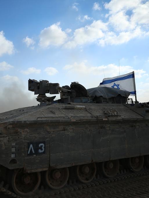 Israelischer Panzer mit Nationalflagge.