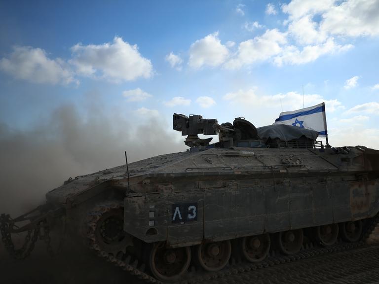 Israelischer Panzer mit Nationalflagge.