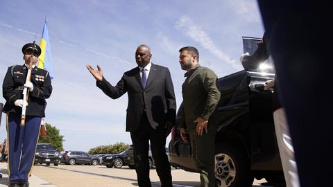 Der ukrainische Verteidigungsminister Wolodymyr Selenskyj wird am Pentagon von US-Verteidigungsminister Lloyd Austin begrüßt.