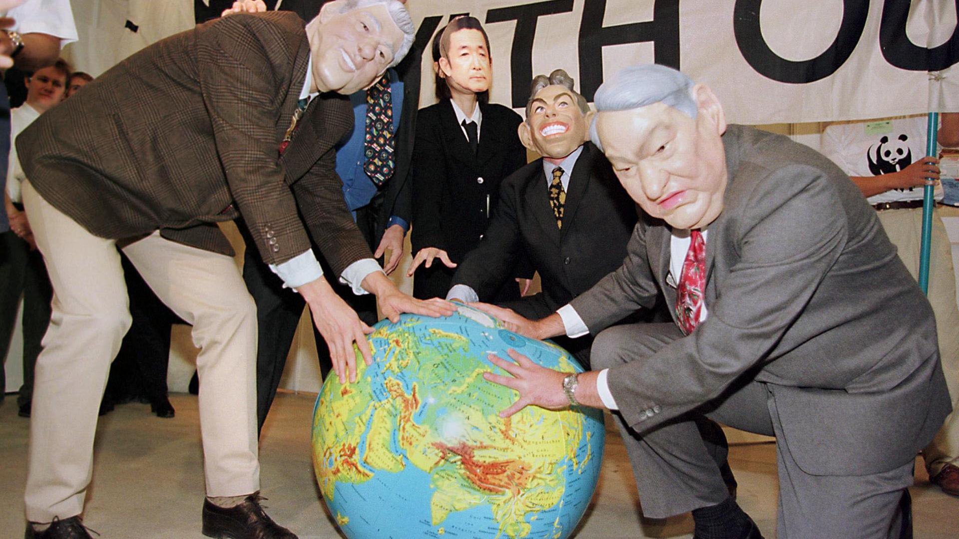 Protest-Aktion des WWF während der Klimakonferenz  1997 in Kyoto: Aktivisten maskiert als Bill Clinton, Helmut Kohl, Ryutaro Hashimoto, Tony Blair und Boris Jelzin.