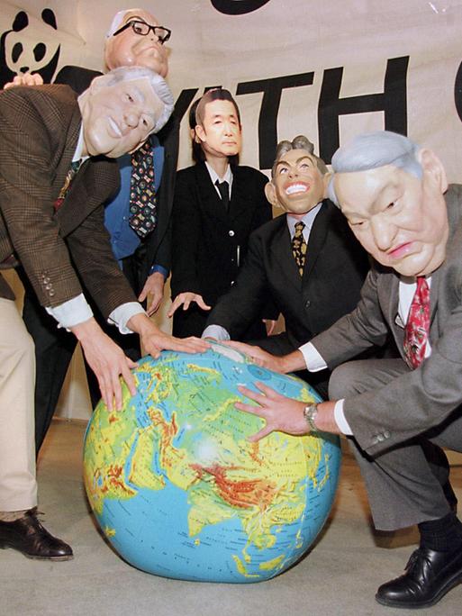 Protest-Aktion des WWF während der Klimakonferenz  1997 in Kyoto: Aktivisten maskiert als Bill Clinton, Helmut Kohl, Ryutaro Hashimoto, Tony Blair und Boris Jelzin.