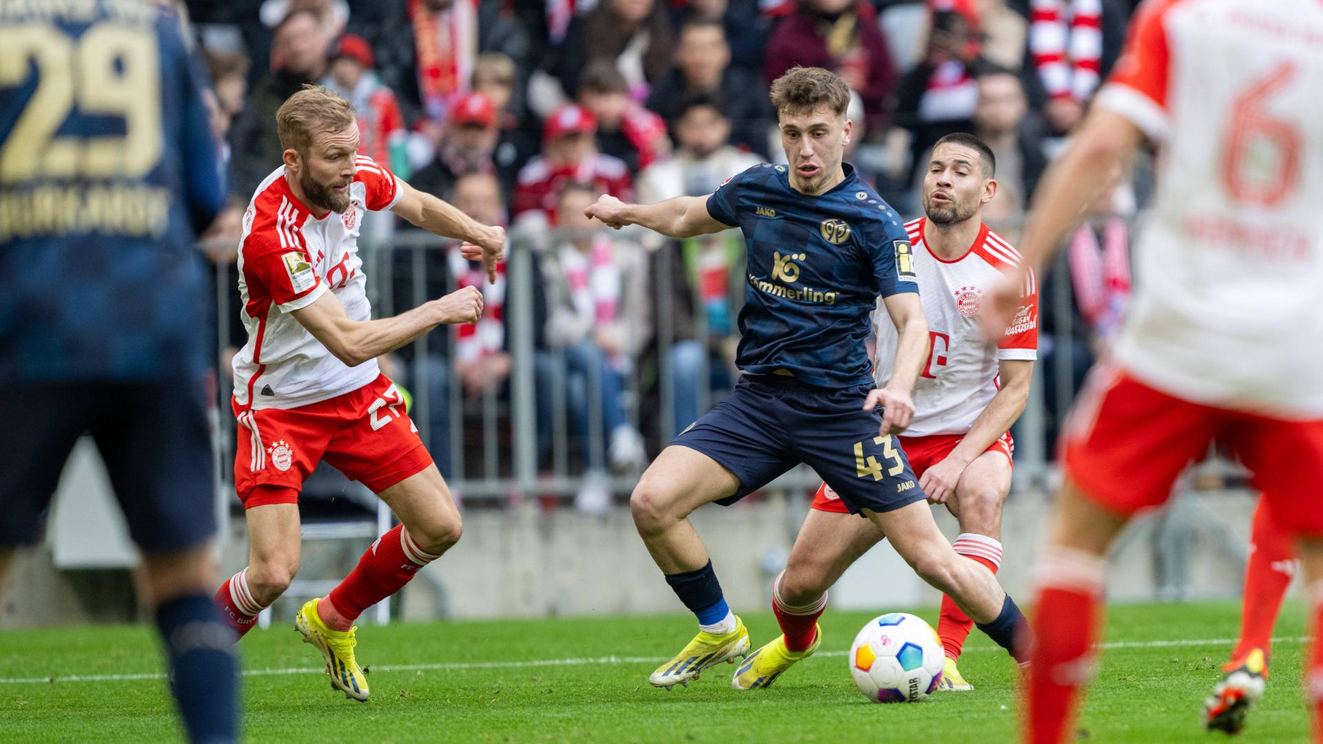 Konrad Laimer 27 (FC Bayern München) und Brajan Gruda 43 (1. FSV Mainz) kämpfen um den Ball.