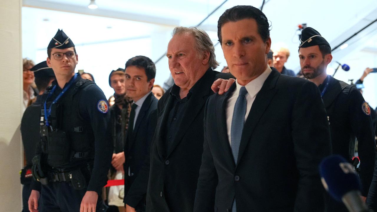 Der französische Schauspieler Gérard Depardieu (mitte) geht mit seinem Anwalt Jérémie Assous (rechts) zum Prozessauftakt gegen ihn, dem vorgeworfen wird, zwei Frauen während eines Filmdrehs im Jahr 2021 sexuell missbraucht zu haben. 