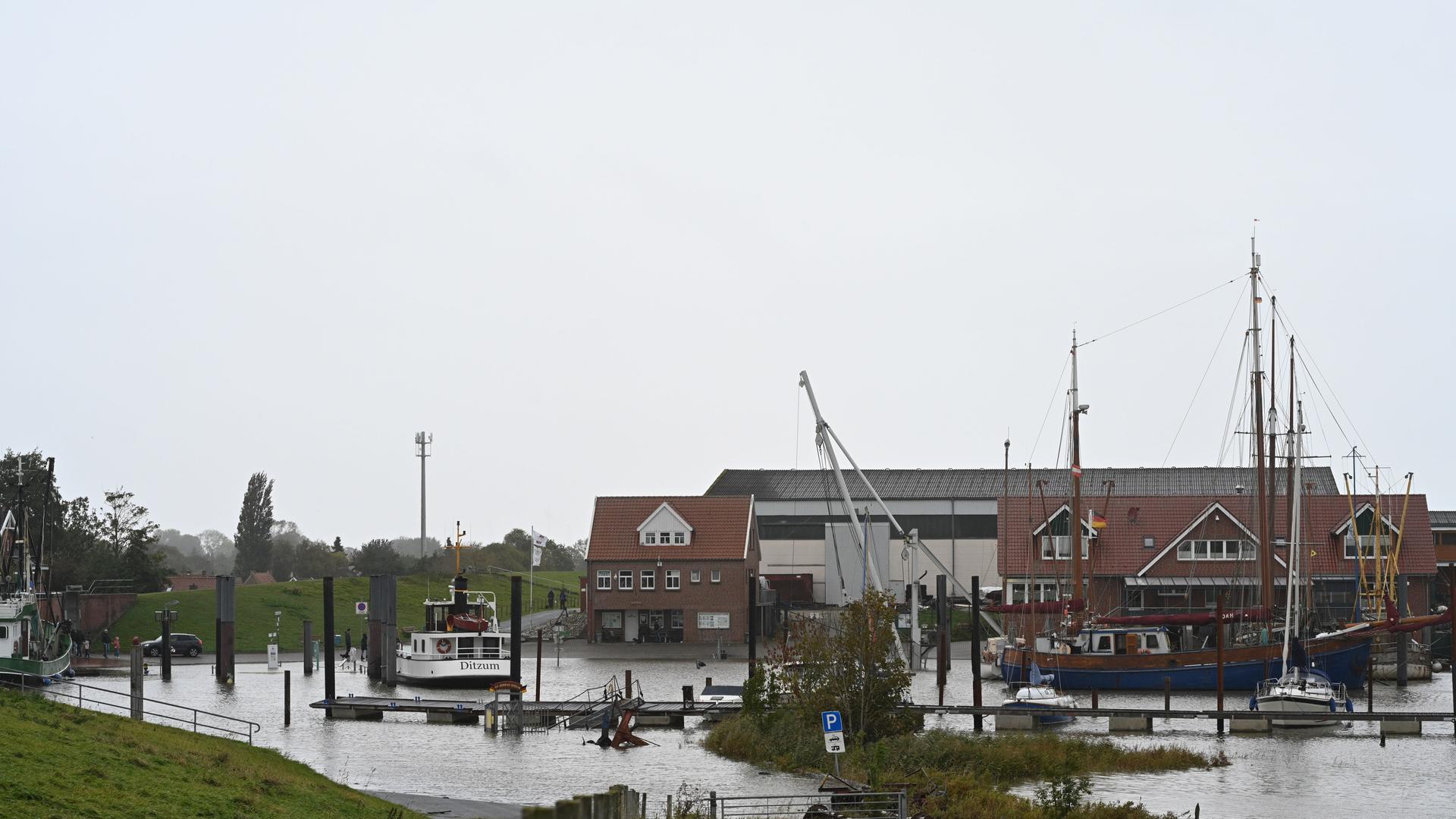 Das idyllische Fischerdorf am Dollart wurde im Außenhafen stark überflutet. Die Sturmflut trieb das Wasser über die Kaimauer. 