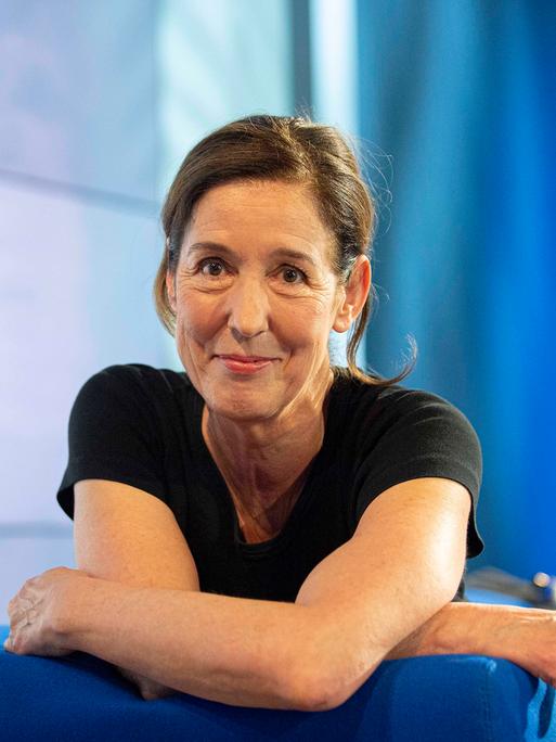 Judith Kuckart vor blauem Hintergrund (Quelle: imago)