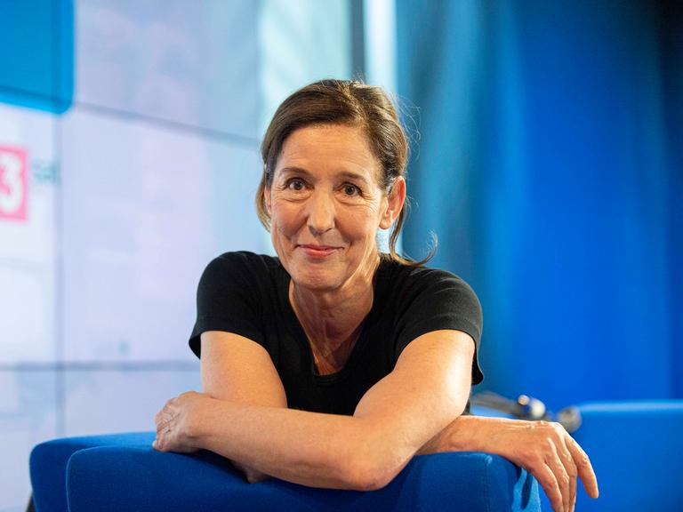 Judith Kuckart vor blauem Hintergrund (Quelle: imago)