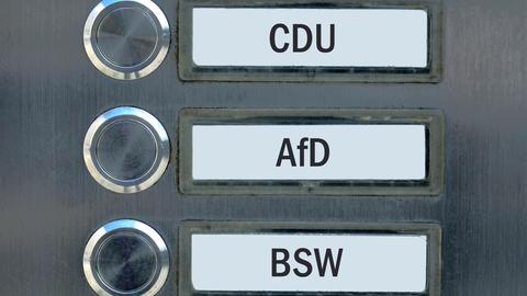 Klingelschilder mit den Parteien CDU, AfD und BSW