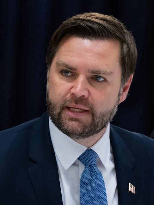 Man in Anzug vor dunklem Vorhang: J.D. Vance, Vizepräsident der Vereinigten Staaten von Amerika, auf der Münchner Sicherheitskonferenz