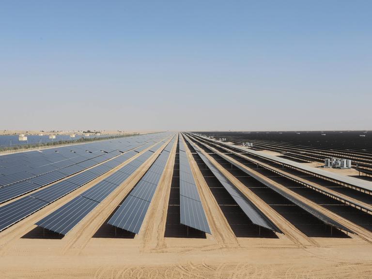 Dubai: Mohammed bin Rashid Solar Park. Einer der größten Photovoltaik-Anlagen der Welt.