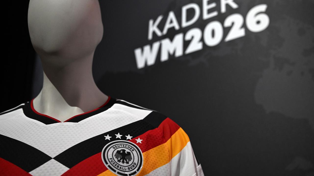 Eine Schaufensterpuppe präsentiert bei der Pressekonferenz zur Bekanntgabe des deutschen Kaders das Heimtrikot der deutschen Fußball-Nationalmannschaft für die Fußball-Weltmeisterschaft 2026.