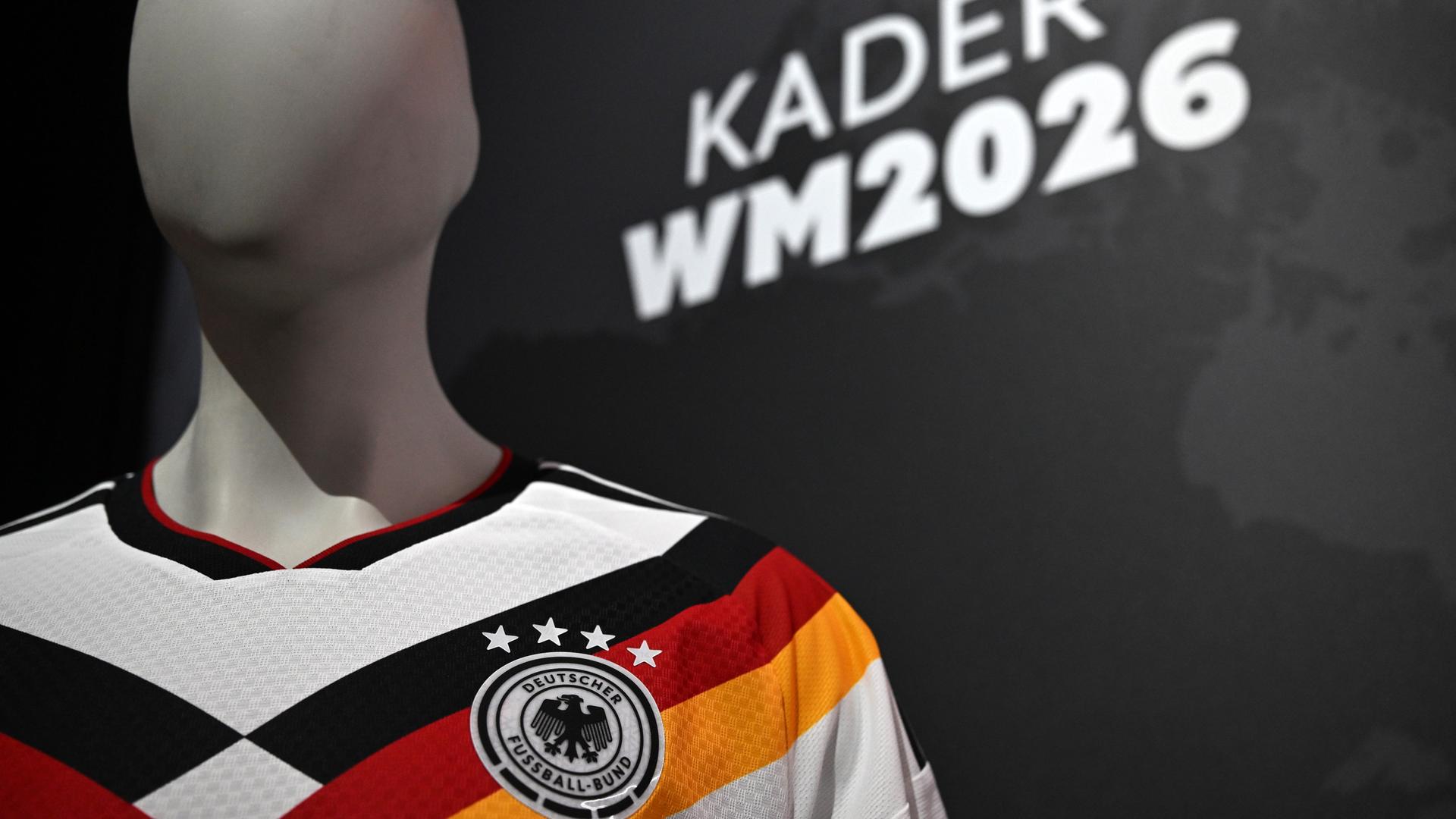 Eine Schaufensterpuppe präsentiert bei der Pressekonferenz zur Bekanntgabe des deutschen Kaders das Heimtrikot der deutschen Fußball-Nationalmannschaft für die Fußball-Weltmeisterschaft 2026.